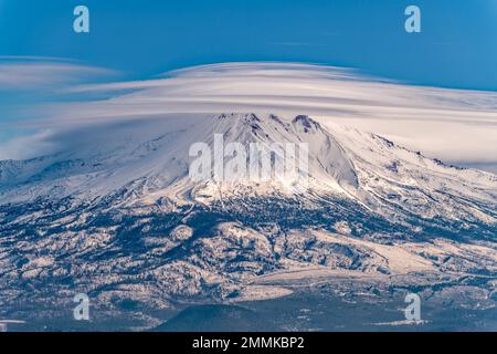 Der Gipfel des Mount Shasta in Kalifornien, USA, ist von Linsenwolken bedeckt Stockfoto