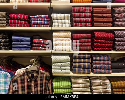 Indische Männer die neuesten Mode-Shirts im Ausstellungsladen auf dem Markt, traditionelle Kleidung für Männer Indien. Stockfoto