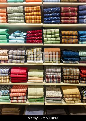 Indische Männer die neuesten Mode-Shirts im Ausstellungsladen auf dem Markt, traditionelle Kleidung für Männer Indien. Stockfoto