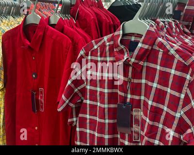 Indische Männer die neuesten Mode-Shirts im Ausstellungsladen auf dem Markt, traditionelle Kleidung für Männer Indien. Stockfoto