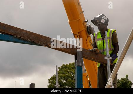 Angehörige der Streitkräfte der Republik Fidschi haben im Rahmen einer gemeinsamen Konstruktion mit dem 1. Zug, 797. Vertikaler Ingenieur aus Barrigada, Guam, einen neuen Auditorium für die Dorfschule Ratu Nalevawada am 20. September 2022 während der Übung Cartwheel 2022, Nadi, errichtet. Fidschi. Exercise Cartwheel ist eine multilaterale Militär-zu-Militär-Übung mit den Streitkräften der Vereinigten Staaten, der Republik Fidschi, Australiens, Neuseelands und Großbritanniens, die durch die Erhöhung der Kapazitäten für die Bewältigung einer Krise und für Eventualfälle eine schnelle Bereitschaft und Interoperabilität schafft Stockfoto