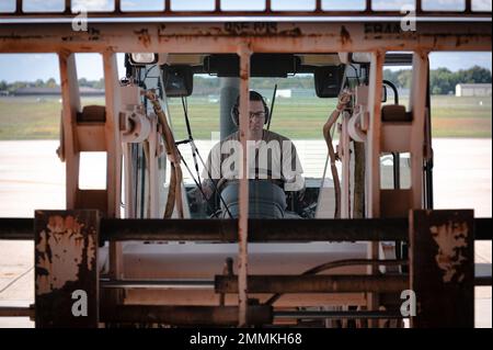 Ein Airman, der dem 305. Aircraft Maintenance Squadron zugewiesen wurde, betreibt einen 10K All-Terrain-Gabelstapler während eines Multi-Capable Airman-Kurses auf der Joint Base McGuire-Dix-Lakehurst, N.J., 20. September 2022. Der MCA-Kurs wurde entwickelt, um die Crew-Chefs in Bezug auf die Hard-Skills von Lufthäfen zu Schulen, damit sie Manning- und Ausrüstungsmängel in einer bereitgestellten Umgebung minimieren können. Stockfoto