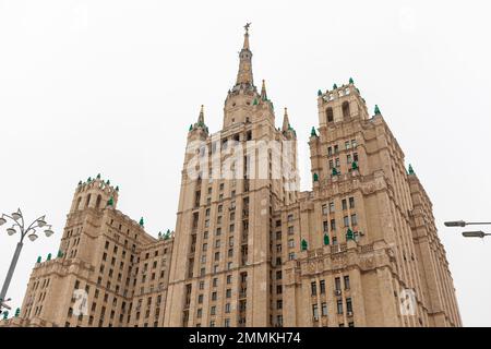 29.11.2022. Moskau Russland. Wohngebäude auf dem Kudrinskaya-Platz in Moskau. Stalins Wolkenkratzer. Stadtgebäude, Wohngebäude und Wohngebäude Stockfoto