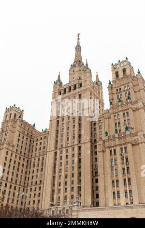 29.11.2022. Moskau Russland. Wohngebäude auf dem Kudrinskaya-Platz in Moskau. Stalins Wolkenkratzer. Stadtgebäude, Wohngebäude und Wohngebäude Stockfoto