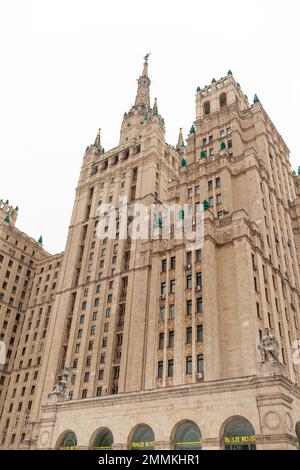 29.11.2022. Moskau Russland. Wohngebäude auf dem Kudrinskaya-Platz in Moskau. Stalins Wolkenkratzer. Stadtgebäude, Wohngebäude und Wohngebäude Stockfoto