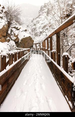 Schneebedeckte alte Holzflöte auf dem Welch Ditch Trail im Clear Creek Canyon im Winter. Teil des Peaks to Plains Trail in der Nähe von Golden, Colorado, USA Stockfoto