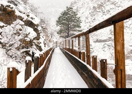 Schneebedeckte alte Holzflöte auf dem Welch Ditch Trail im Clear Creek Canyon im Winter. Teil des Peaks to Plains Trail in der Nähe von Golden, Colorado, USA Stockfoto