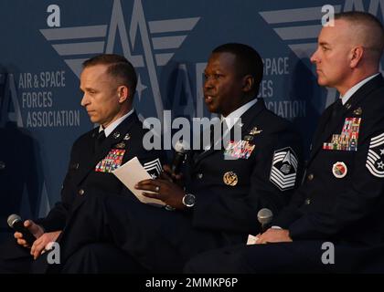 USA Generalmajor der Weltraumstreitkräfte Jacob Simmons, Senior Enlisted Leader des Space Operations Command, spricht über ein Agile Combat Employment and Enlisted Leadership Panel, das von der Air Force Association 2022 Air, Space, & Cyber Conference in National Harbor, Maryland, am 19. September 2022 ausgerichtet wird. Simmons erläuterte seine Sichtweise darüber, wie Space die Elemente von ACE zur Unterstützung seiner Mission und Fähigkeiten nutzt. Wächter der SPOC sind die amerikanischen Weltraumkämpfer, die globale Weltraumoperationen planen, integrieren, durchführen und bewerten, um den Befehlshabern der Combatant-Koalition p relevante Kampffähigkeiten zur Verfügung zu stellen Stockfoto