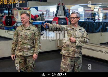 Oberst Matthew Kelly, Commander, Army Environmental Command, schießt eine Laserpistole auf ein digitales Ziel beim World Class Athlete Program, 20. September 2022. Das Umweltkommando der Armee besuchte das Weltklasse-Athleten-Programm, um das Training zu beobachten, die Einrichtungen zu besichtigen und sich mit den Athleten zu treffen. Stockfoto