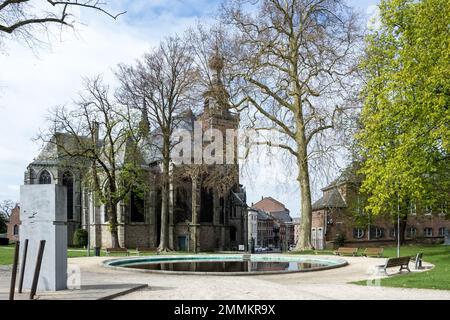 Architektonische Details der Saint-Ursmer-Kollegialkirche in Binche in der belgischen Provinz Hennegau. Das größtenteils gotische Gebäude Stockfoto