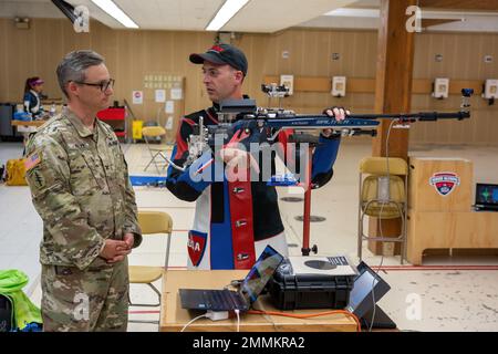 Staff Sgt. Niklaus Mowrer, ein Soldier-Athlet des World Class Athlete Program, demonstriert seinen Sport vor Oberst Matthew Kelly, Befehlshaber des Army Environmental Command, bei einem Besuch im Olympischen Trainingszentrum am 20. September 2022. Mowrer ist auf Aufnahmen mit 50m 3 Positionen spezialisiert, bei denen Aufnahmen aus der Position stehend, kniend und in Bauchlage gemacht werden. Stockfoto