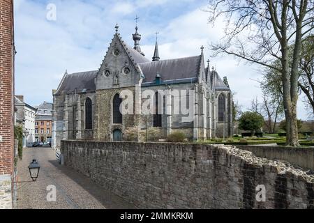 Architektonische Details der Saint-Ursmer-Kollegialkirche in Binche in der belgischen Provinz Hennegau. Das größtenteils gotische Gebäude Stockfoto