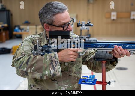 Oberst Matthew Kelly, Commander, Army Environmental Command, testet ein elektronisches Ortungssystem namens „SCAT“ während einer Demonstration im Olympic Shooting Center, Colorado Springs, Colorado, 20. September 2022. Mit dem „SCAT“-System können Benutzer sehen, wohin ihre Ziele gerichtet sind, ohne dass sie scharfe Munition verwenden müssen. Stockfoto