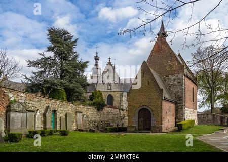 Architektonische Details der Saint-Ursmer-Kollegialkirche in Binche in der belgischen Provinz Hennegau. Das größtenteils gotische Gebäude Stockfoto