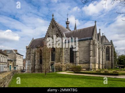 Architektonische Details der Saint-Ursmer-Kollegialkirche in Binche in der belgischen Provinz Hennegau. Das größtenteils gotische Gebäude Stockfoto