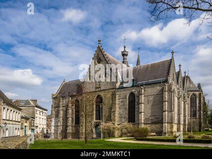 Architektonische Details der Saint-Ursmer-Kollegialkirche in Binche in der belgischen Provinz Hennegau. Das größtenteils gotische Gebäude Stockfoto