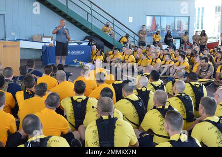 Norfolk (20. September 2022) der pensionierte Chief Warrant Officer der US-Armee, Five, Phillip Brashear, spricht im Rahmen der jährlichen Chief Petty Officer Heritage Days 21. mit ausgewählten Chief Petty Officers aus verschiedenen Kommandos in der Region Hampton Roads, Virginia. Die Veranstaltung wurde vom Hampton Roads Naval Museum ausgerichtet und ermöglichte es ausgewählten Personen, im Museum und an Bord des Schlachtschiffs Wisconsin ein Geschichts- und Kulturtraining zu erhalten. CW5 Brashear diente in der U.S. Navy in einer eingetragenen Kapazität. Später trat er der Nationalgarde der Virginia Army bei, wo er 1991 als Offizier-Pilot tätig war. Er eventuall Stockfoto
