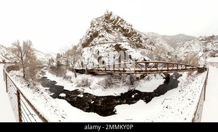 Im Winter über die Tough Cuss Bridge auf dem Peaks zum Plains Trail im Clear Creek Canyon – in der Nähe von Golden, Colorado, USA [Panoramabild] Stockfoto