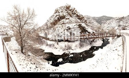 Im Winter über die Tough Cuss Bridge auf dem Peaks zum Plains Trail im Clear Creek Canyon – in der Nähe von Golden, Colorado, USA [Panoramabild] Stockfoto