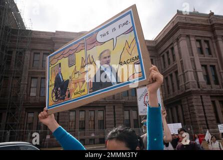 Austin, Texas, USA. 29. Januar 2023. Eine Koalition asiatisch-amerikanischer Gruppen aus Texas protestiert am 29. Januar 2023 im Texas Capitol gegen die vorgeschlagenen Gesetzesvorlagen des Senats, die den Besitz texanischer Immobilien von Bürgern bestimmter Länder wie China, Iran und Nordkorea beschränken würden. Der republikanische Gouverneur Greg Abbott und seine Anhänger im Senat von Texas schlagen die Maßnahmen vor. (Kreditbild: © Bob Daemmrich/ZUMA Press Wire) NUR REDAKTIONELLE VERWENDUNG! Nicht für den kommerziellen GEBRAUCH! Kredit: ZUMA Press, Inc./Alamy Live News Stockfoto