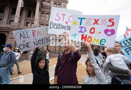 Austin, Texas, USA. 29. Januar 2023. Eine Koalition asiatisch-amerikanischer Gruppen aus Texas protestiert am 29. Januar 2023 im Texas Capitol gegen die vorgeschlagenen Gesetzesvorlagen des Senats, die den Besitz texanischer Immobilien von Bürgern bestimmter Länder wie China, Iran und Nordkorea beschränken würden. Der republikanische Gouverneur Greg Abbott und seine Anhänger im Senat von Texas schlagen die Maßnahmen vor. (Kreditbild: © Bob Daemmrich/ZUMA Press Wire) NUR REDAKTIONELLE VERWENDUNG! Nicht für den kommerziellen GEBRAUCH! Kredit: ZUMA Press, Inc./Alamy Live News Stockfoto