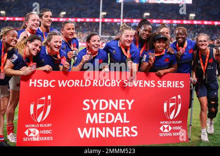 29. Januar 2023; Allianz Stadium, Sydney, NSW, Australien: HSBC Sydney Women's Rugby Sevens, Frankreich, feiert den Gewinn der Sydney Silver Medaille Stockfoto