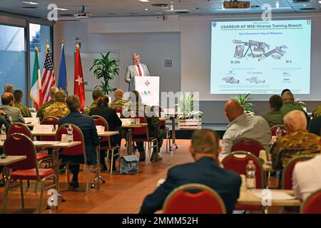 Perry Doerr, Chief Training Branch, United States Army Europe and Africa Mission Support Element Vicenza, spricht mit Mitgliedern der Provinz Pordenone und Udine, dem italienischen Militär-Regionalkommando, dem US-Konsulat Mailand politisch-ökonomisch, den US-Luftstreitkräften, die auf der Aviano Airbase, dem U.S. Ljubljana Office of Defense Cooperation, der slowenischen Delegation, stationiert sind, U.S. Army Southern European Task Force, Afrika und die 173. Airborne Brigade, während des Sustainable Training Area Management Workshops, Udine, Italien, 20. September 2022. Natura 2000 ist ein Netz von Naturschutzgebieten auf dem Gebiet des Euro Stockfoto