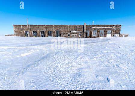 Swift Current, SK, Kanada- 6. März 2022: Hangar No. 6, Gebäude aus dem Alten Weltkrieg im Schnee im Swift Current, Flughafen Saskatchewan Stockfoto