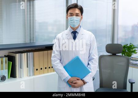 Der junge Arzt trug Masken in einer Praxis Stockfoto