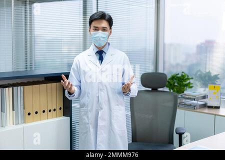Der junge Arzt trug Masken in einer Praxis Stockfoto