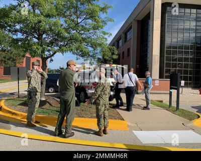 NORTH CHICAGO, Il. (Sept. 21, 2022) Great Lakes Fire & Emergency Services reagierten auf Berichte über einen Brand im Captain James A. Lovell Federal Health Care Center in North Chicago, Ill. Am Morgen des 21. Sept. Das System der gegenseitigen Hilfe-Box (MABAS) rief auch Feuerwehren aus Waukegan, Greyslake, Gurnee, Lake Forest, Lake Bluff, Libertyville, Beach Park und North Chicago. Die Feuerwehr Highland Park, Winthrop Harbour und Deerfield reagierten auf Anrufe auf Basis während der Zeit, als Great Lakes F&ES an Lovell FHCC war. Nach einer Stunde ertönte das klare. Great Lakes F&ES bietet FIR Stockfoto