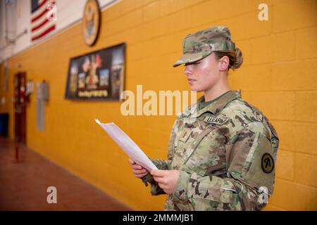 U.S. Army 2. LT. Ashley Kuglin mit Bravo Battery, 3. Bataillon, 112. Field Artillery Regiment, spricht bei einer Befehlswechselzeremonie am 18. September 2022 in der Flemington National Guard Armory. Die Kommandantin der eingehenden Batterie, Capt. Jennifer Wain, ersetzte die Kommandantin der ausgehenden Batterie, Capt. Clinton Bardley. (USA Army National Guard Fotos von PFC. Michael Hayes) Stockfoto