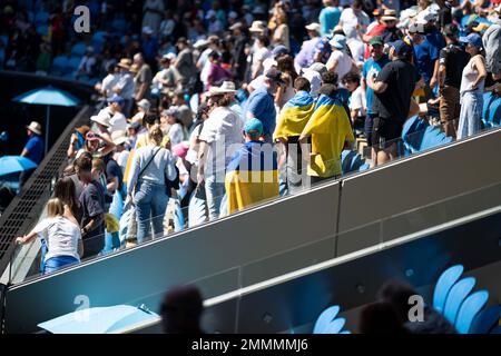 Tennisfan, der ein Tennisspiel im australischen Open beim Essen und Trinken in australien beobachtet Stockfoto