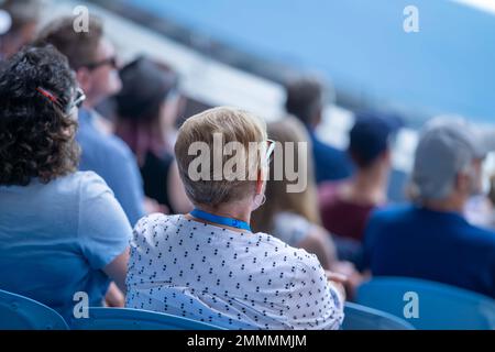 Tennisfan, der ein Tennisspiel im australischen Open beim Essen und Trinken in australien beobachtet Stockfoto