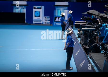 Öffentliche Veranstaltung mit Wachpersonal auf dem Tennisplatz in melbourne, australien im Sommer Stockfoto