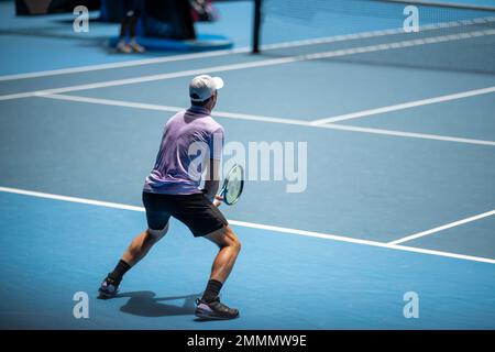 Professioneller Tennisspieler, der im Sommer in australien bei einem Tennisturnier auf einem Platz spielt Stockfoto