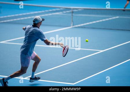 Professioneller Tennisspieler, der im Sommer in australien bei einem Tennisturnier auf einem Platz spielt Stockfoto