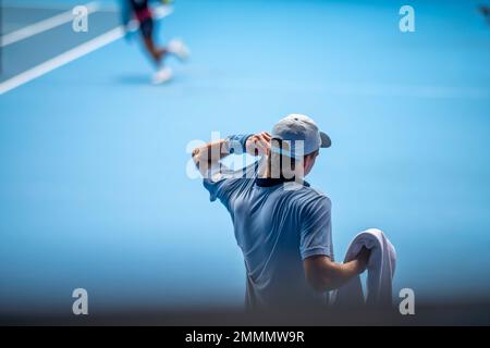 Professioneller Tennisspieler, der im Sommer in australien bei einem Tennisturnier auf einem Platz spielt Stockfoto