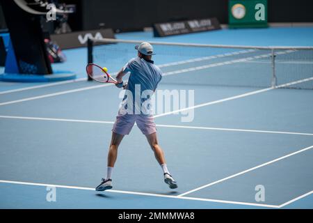 Professioneller Tennisspieler, der im Sommer in australien bei einem Tennisturnier auf einem Platz spielt Stockfoto