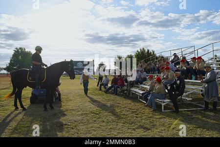 Die Fort Carson Mountain Color Guard (FCMCG) nimmt an einem kurzen Besuch vor dem Nationalen Kavalleriewettbewerb 2022 auf dem historischen Wahrzeichen Fort Reno in El Reno, Okla., 21. September 2022 Teil. Der Nationale Kavalleriewettbewerb 2022 wird das erste Mal sein, dass dieses Team von FCMCG auf nationaler Ebene antreten wird. Stockfoto