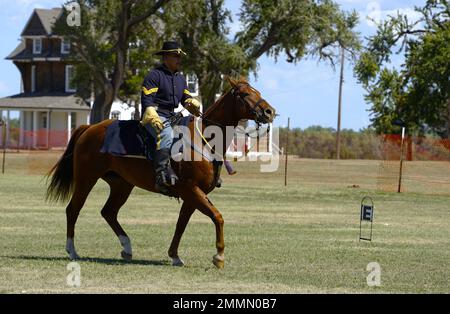 Sgt. Vincent Aquino, ein Fort Carson Mountain Color Guard (FCMCG) Soldat, galoppiert mit seinem Pferd Sgt durch den Reitanteil. Slim, für den Nationalen Kavalleriewettbewerb 2022 auf dem historischen Wahrzeichen Fort Reno in El Reno, Okla., 21. September 2022. Der Nationale Kavalleriewettbewerb 2022 wird das erste Mal sein, dass dieses Team von FCMCG auf nationaler Ebene antreten wird. Stockfoto