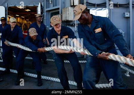 220921-N-MU675-1017 SAN DIEGO (21. September 2022) Seeleute legen Leinen an Bord des Flugzeugträgers der Nimitz-Klasse USS Abraham Lincoln (CVN 72). Abraham Lincoln führt gerade Routineeinsätze in der US-3.-Flotte durch. Stockfoto