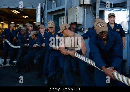 220921-N-MU675-1049 SAN DIEGO (21. September 2022) Seeleute legen Leinen an Bord des Flugzeugträgers der Nimitz-Klasse USS Abraham Lincoln (CVN 72). Abraham Lincoln führt gerade Routineeinsätze in der US-3.-Flotte durch. Stockfoto