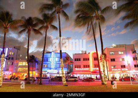 Nachtleben am Ocean Drive, historischem Art déco-Viertel in Miami Beach mit beleuchteten Hotels Stockfoto