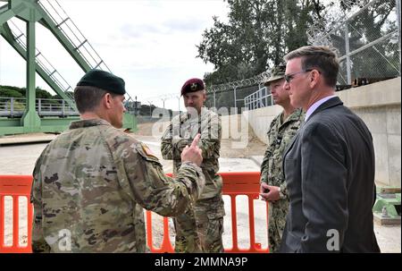 Links, Oberst der US-Armee Matthew J. Gomlak, Commander der Garrison Italy, spricht von rechts nach links mit Robert J. Chartier, stellvertretender Garnisonmanager, USAG Italien, Kapitän der US-Marine Joseph Harder III, Befehlshaber, Marineanlagen Engineering Systems Command Europe, Africa, Central, zugewiesen für Marineunterstützungsaktivitäten, Neapel, United States Army Southern European Task Force und Afrika Commanding General Todd R. Wasmund während seines Besuchs im Munition Area Camp Darby, 21. September 2022 in Pisa, Italien. 7ATC, AFSOUT, SETAF-AF, StrongEurope, StrongTogether, USArmyEurope, Stockfoto