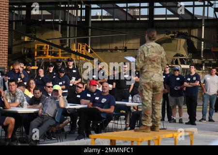 US-Soldaten mit der Pennsylvania National Guard bieten zivile Ersthelfer aus den Bezirken um Fort Indiantown Gap militärische Hubschrauber-Notfalltrainings an. Die Schulung umfasste die Orientierung an verschiedenen Hubschraubertypen sowie einige einzigartige Umstände und Überlegungen zum Umgang mit Hubschraubernotfällen. Stockfoto