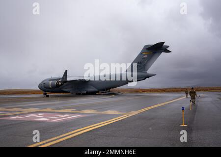 Ein Alaska Air National Guard C-17 Globemaster III, der dem 176. Luftwaffenflügel auf der Joint Base Elmendorf-Richardson, Alaska, zugeteilt wurde, liefert Fracht zum Flughafen Nome, Alaska, 21. September 2022. Etwa 100 Mitglieder der AKOM, zu der Mitglieder der Alaska National Guard, der Alaska State Defense Force und der Alaska Naval Miliz gehören, wurden nach einer am 17. September veröffentlichten Katastrophenerklärung aktiviert, nachdem die Überreste des Taifuns Merbok dramatische Überschwemmungen über mehr als 1.000 Meilen der Küste Alaskas verursacht hatten. Stockfoto