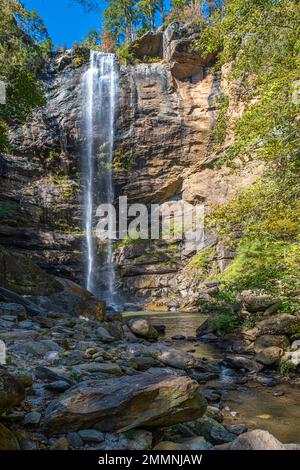 Toccoa Falls auf dem Campus des Toccoa Falls College in Toccoa, Georgia, ist einer der höchsten freifallenden Wasserfälle östlich des Mississippi. (USA) Stockfoto