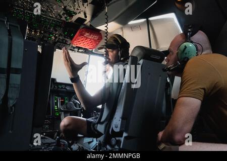 US Air Force Tech. Sgt. Michael Sanches, Crew Chief, 801. Expeditionary Maintenance Squadron, beschreibt Teile und Funktionen eines HC-130J Combat King II-Flugzeugs für den Kommandanten des 332d Air Expeditionary Wings, Col. Jason Houston, im Rahmen des Programms „Red Tail Connection“ an einem unbekannten Ort in Südwestasien, 21. September 2022. Diese Tauchbesuche bieten einen besseren Einblick in die einzigartigen Fähigkeiten, die jeder Airman in das 332d AEW Red Tail Team bringt. Stockfoto