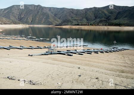 Lucky Peak Lake (Reservoir) an der Kanalisation des Boise River, SW Idaho, bei einem kritisch niedrigen Wasserstand (50 % Kapazität) Anfang April zu Beginn von ir Stockfoto